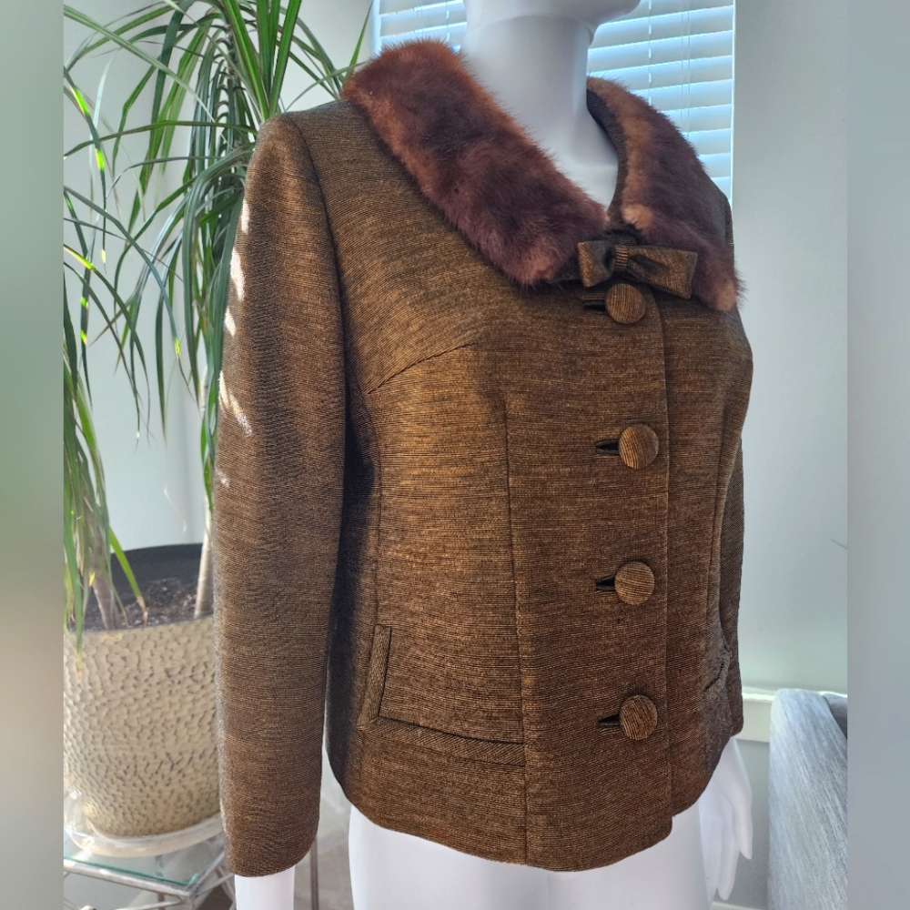 Ladies vintage cigarrete jacket  with real mink collar. Fits petite sz.6 reg 2-4